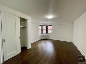 E 16 ST, Unit 7DE in New York, NY - Building Photo