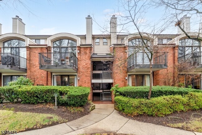 207 London Ct in Teaneck, NJ - Building Photo - Building Photo