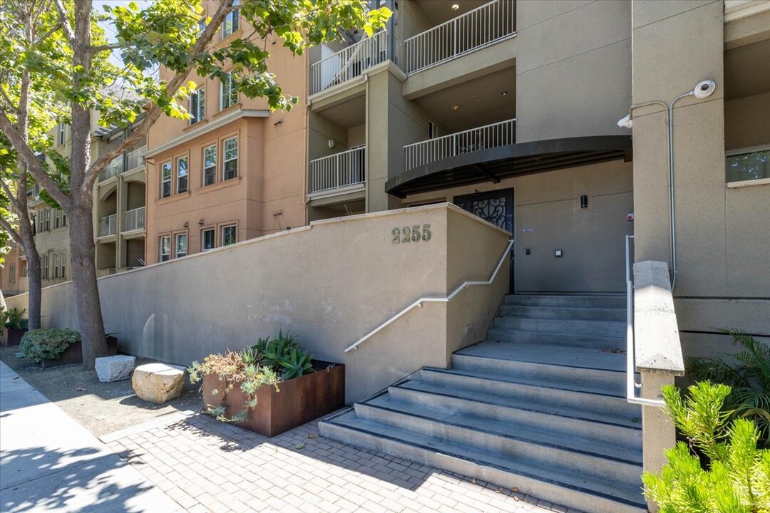 2255 Showers Dr, Unit 334 in Mountain View, CA - Foto de edificio