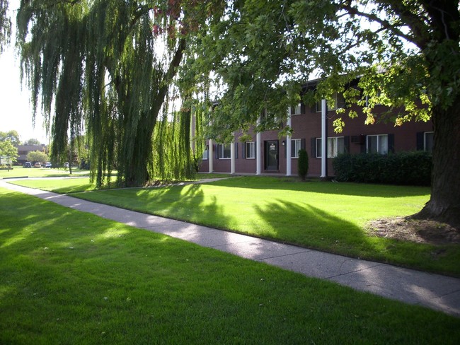 Eastbrooke Apartments in Warren, MI - Building Photo - Building Photo