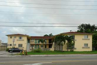 2000 Ludlam Rd in Miami, FL - Building Photo - Building Photo