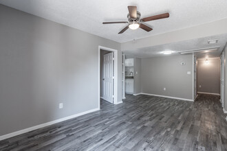 Ten Twelve West in Arlington, TX - Building Photo - Interior Photo