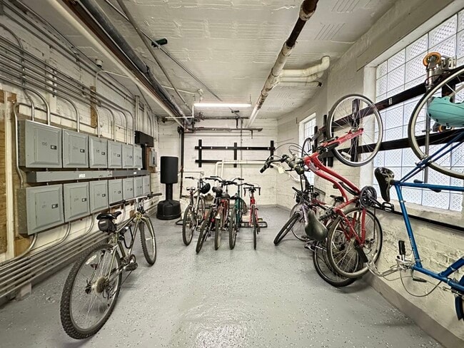 property at 5517 N Kenmore Ave