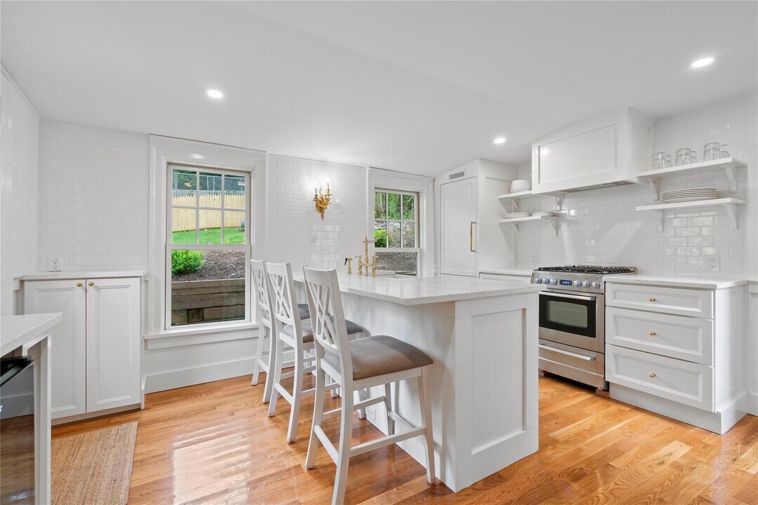 152 Main St in Cold Spring Harbor, NY - Building Photo