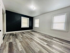 701 W Maple Ave in Independence, MO - Building Photo - Building Photo