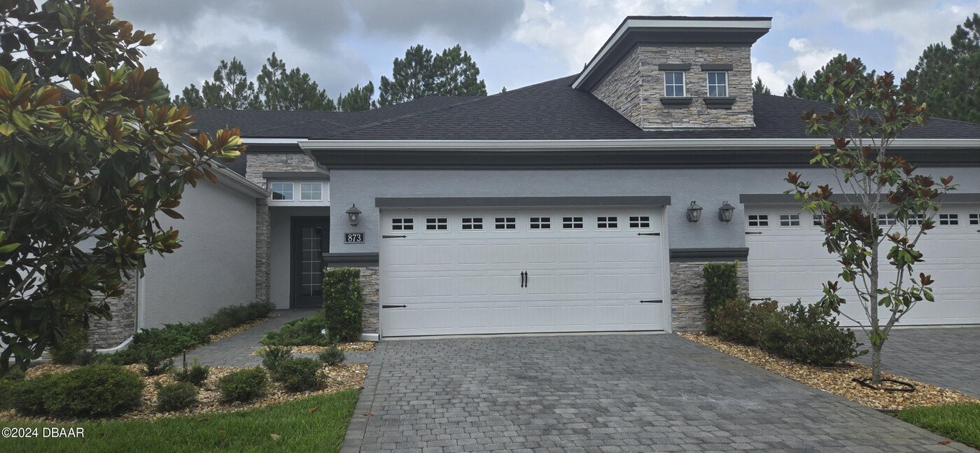 873 Pinewood Dr in Ormond Beach, FL - Foto de edificio