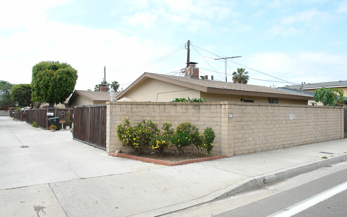 677 Victoria St in Costa Mesa, CA - Foto de edificio