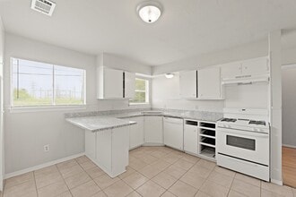 326 Brookview St in Channelview, TX - Building Photo - Building Photo