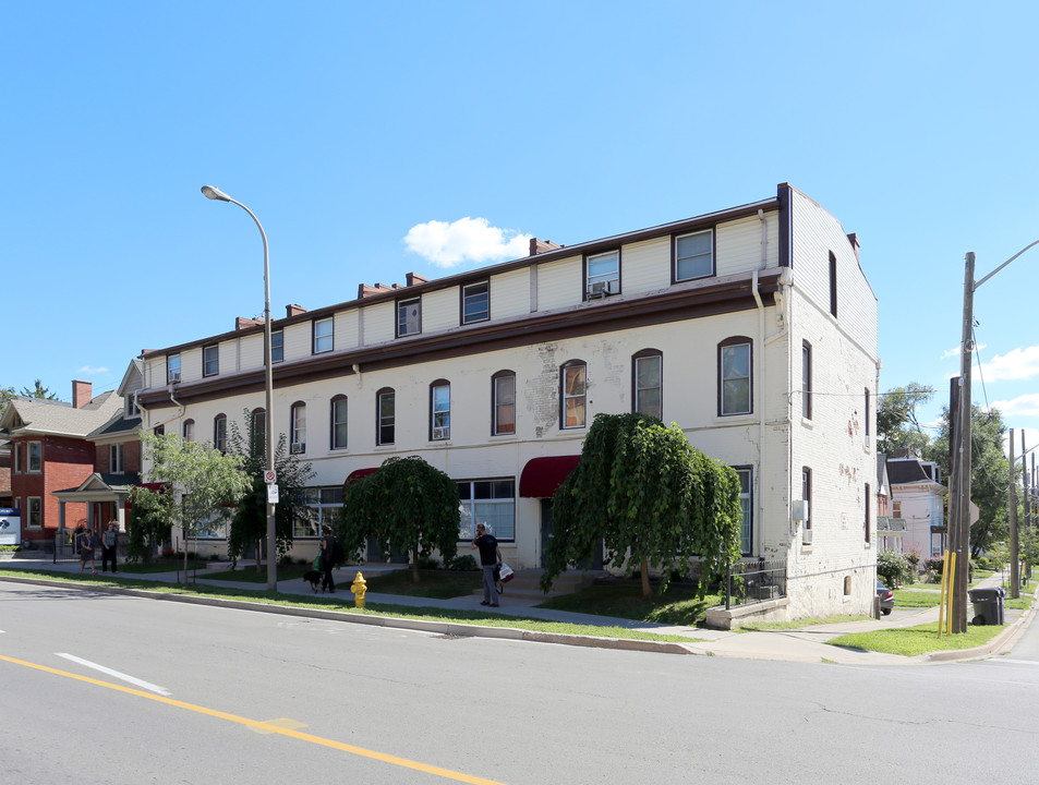 84-90 Church St in St Catharines, ON - Building Photo