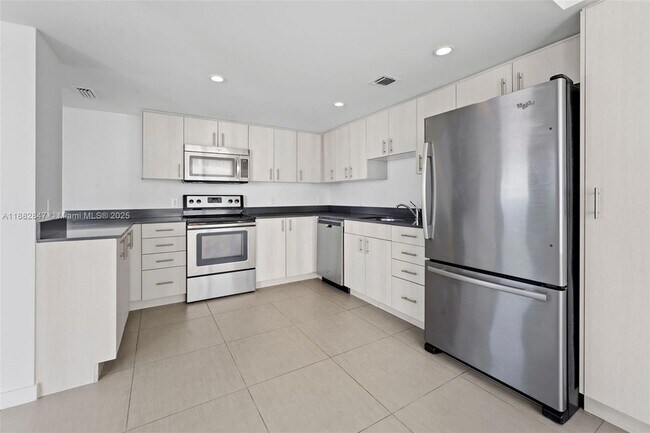 910 West Ave, Unit 0938 in Miami Beach, FL - Building Photo - Building Photo