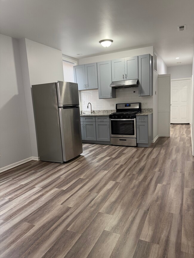 240 W 24th St, Unit 2R