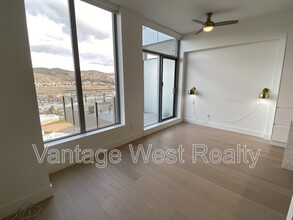 1181 Sunset Dr in Kelowna, BC - Building Photo - Building Photo