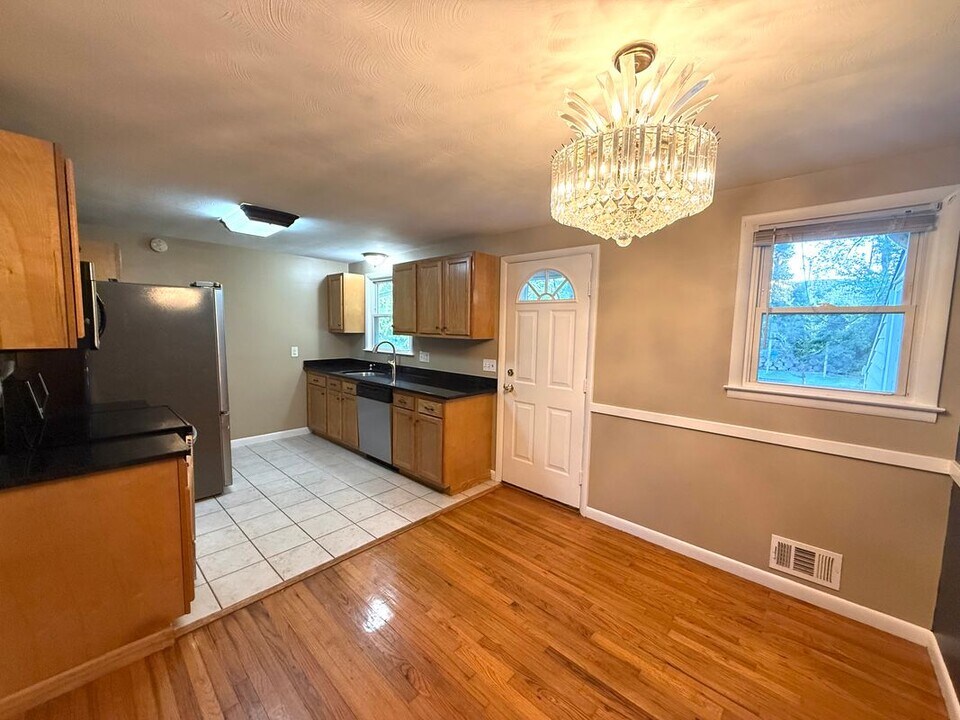 47 Beechwood Rd in West Hartford, CT - Building Photo