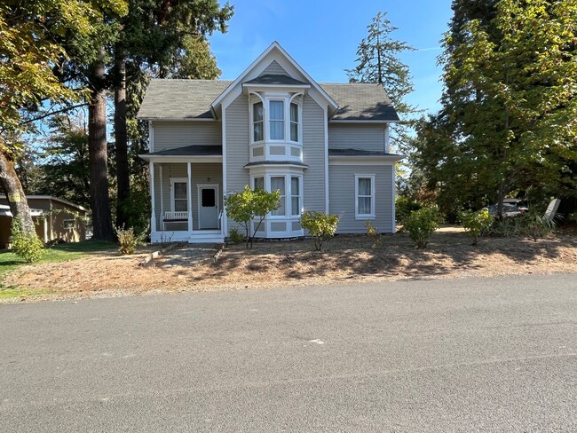 325 NW Pine St in Canyonville, OR - Building Photo - Building Photo