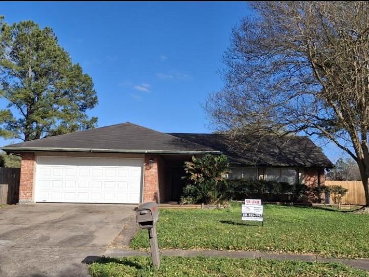 15215 Ensenada Dr in Houston, TX - Building Photo