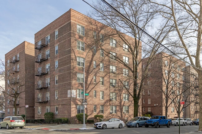 325 E 201st St