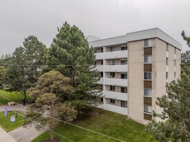 Pinegrove Apartments in Waterloo, ON - Building Photo