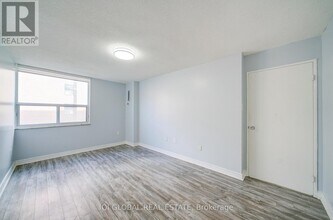 4062 Lawrence Ave E in Toronto, ON - Building Photo - Building Photo