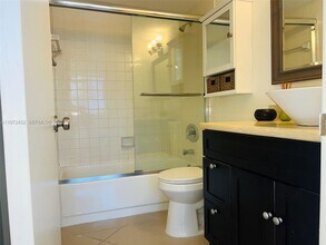 770 Claughton Island Dr in Miami, FL - Building Photo - Building Photo