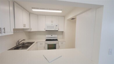 8231 NW 8th St in Miami, FL - Building Photo - Building Photo