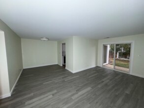 323 Sheffield Ct in Roselle, IL - Foto de edificio - Building Photo