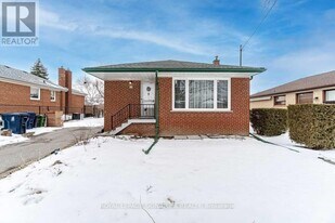 30 Gunton Dr in Toronto, ON - Building Photo
