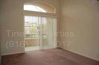 1900 Danbrook Dr-Unit -#326 in Sacramento, CA - Foto de edificio - Building Photo