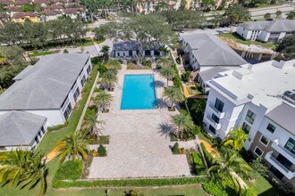 250 W Hidden Valley Blvd in Boca Raton, FL - Foto de edificio - Building Photo