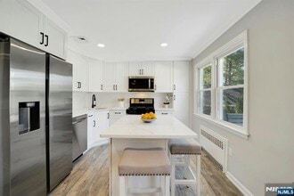 205 N Franklin Tpke in Ramsey, NJ - Foto de edificio - Building Photo