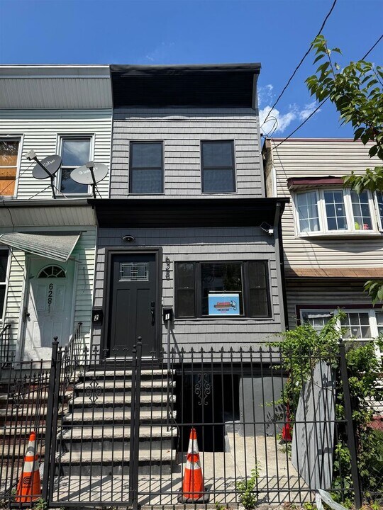 628 Bramhall Ave in Jersey City, NJ - Building Photo