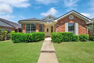 1019 Sanders Dr in Duncanville, TX - Building Photo