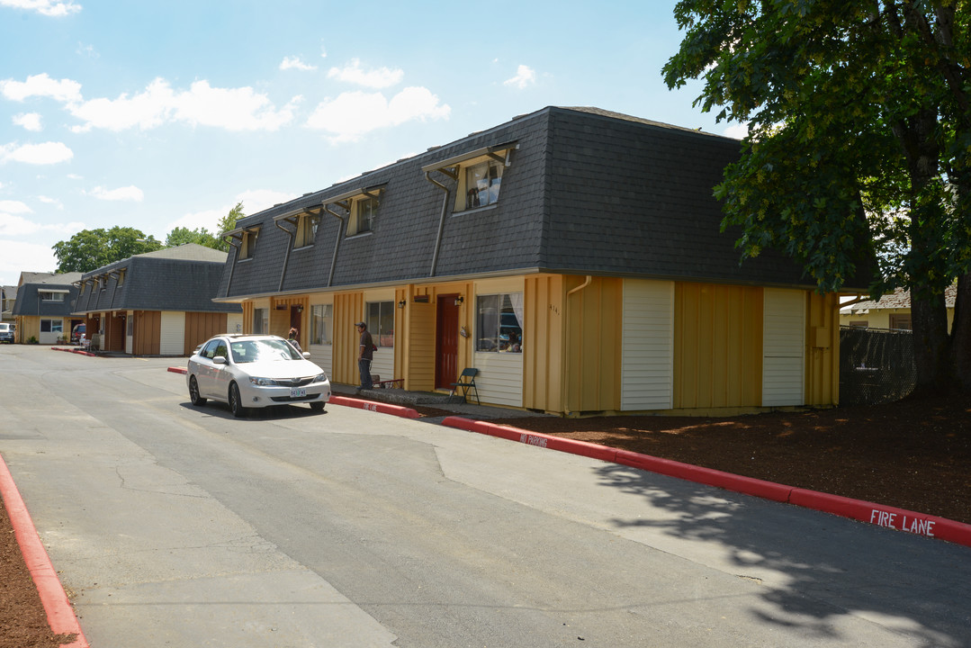 Catalina Apartments in Salem, OR - Building Photo