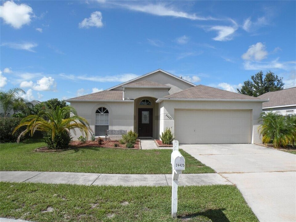 24425 Karnali Ct in Lutz, FL - Building Photo