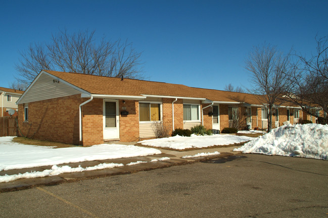 Woodland Square Apartments in Pontiac, MI - Building Photo - Building Photo