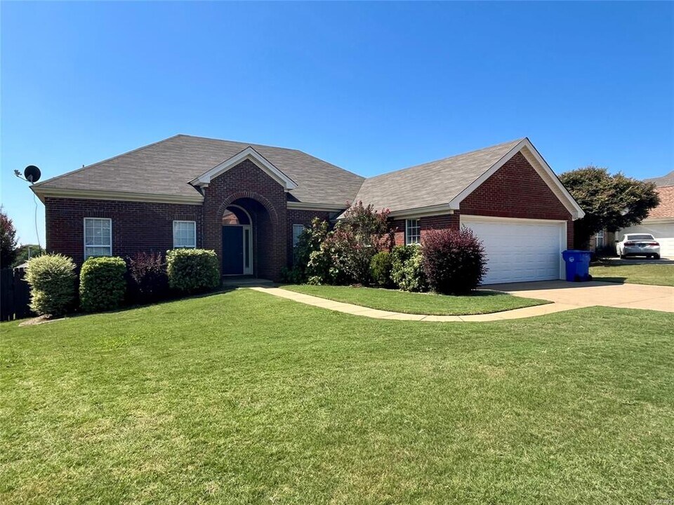 613 Castle Brook Dr in Prattville, AL - Foto de edificio
