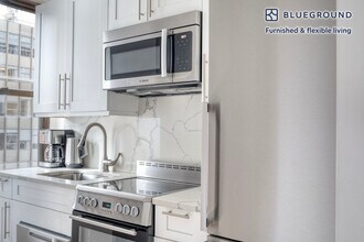 160 E 48th St in New York, NY - Building Photo - Building Photo