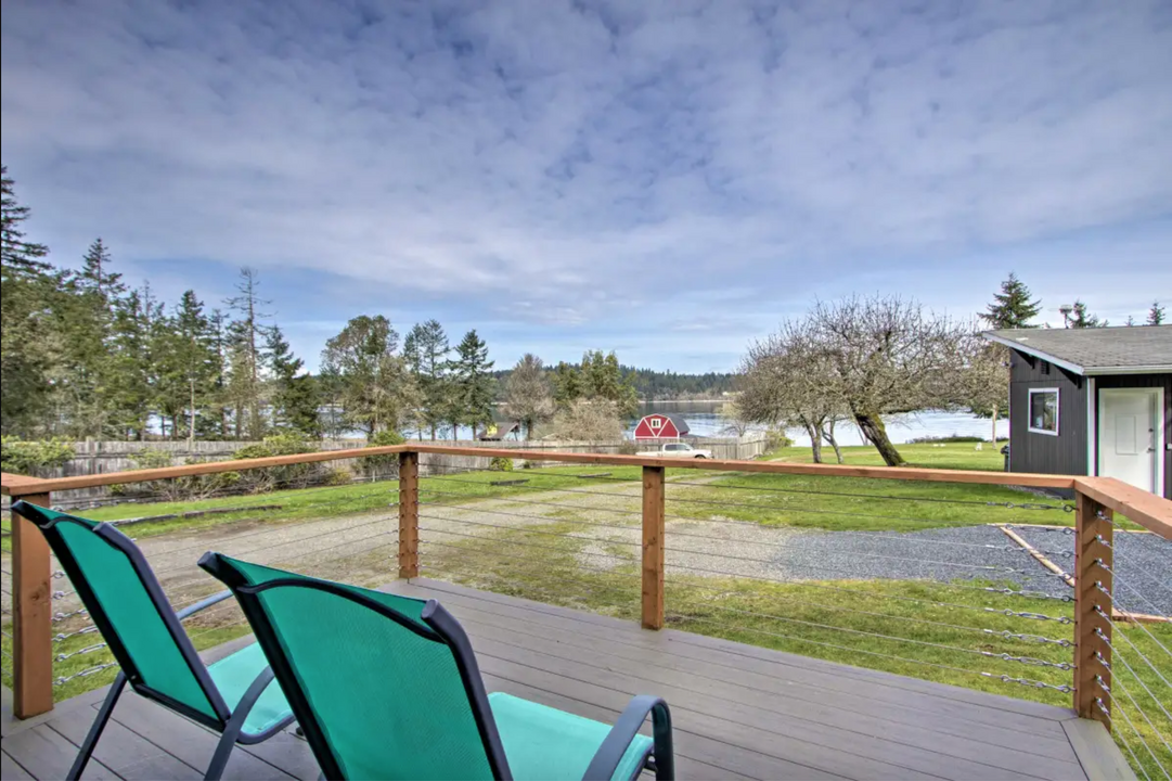 8417 Penny Ln in Anderson Island, WA - Foto de edificio