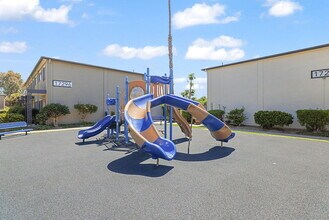 Valley Park in Fountain Valley, CA - Foto de edificio - Building Photo