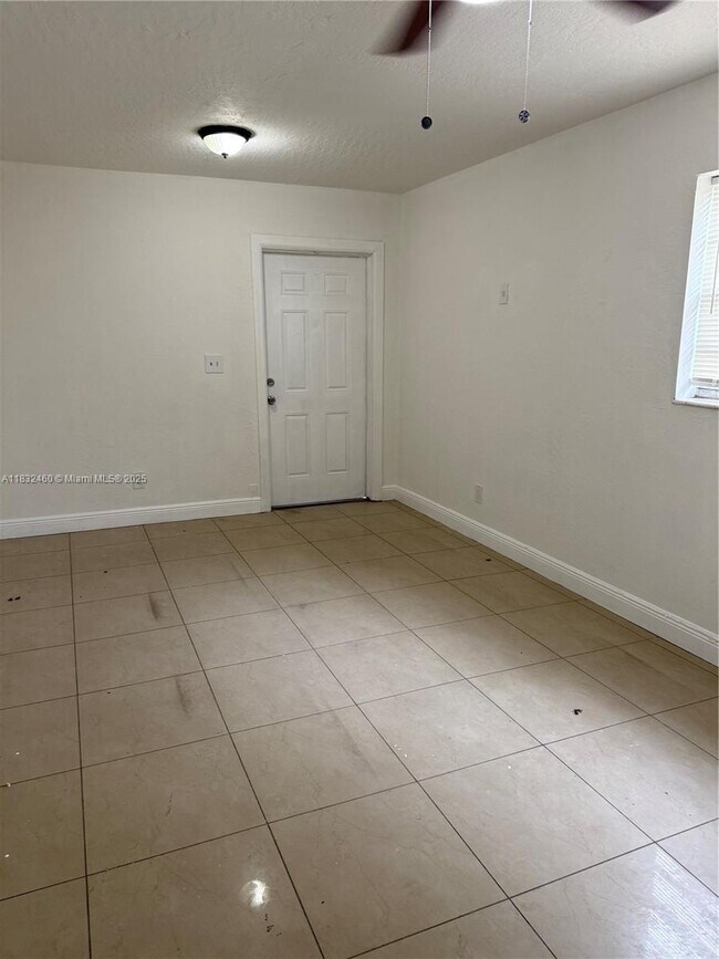 2736 NW 15th Ct in Fort Lauderdale, FL - Building Photo - Building Photo