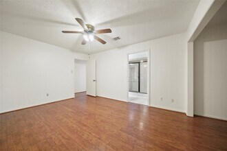 523 S Rivershire Dr in Conroe, TX - Foto de edificio - Building Photo