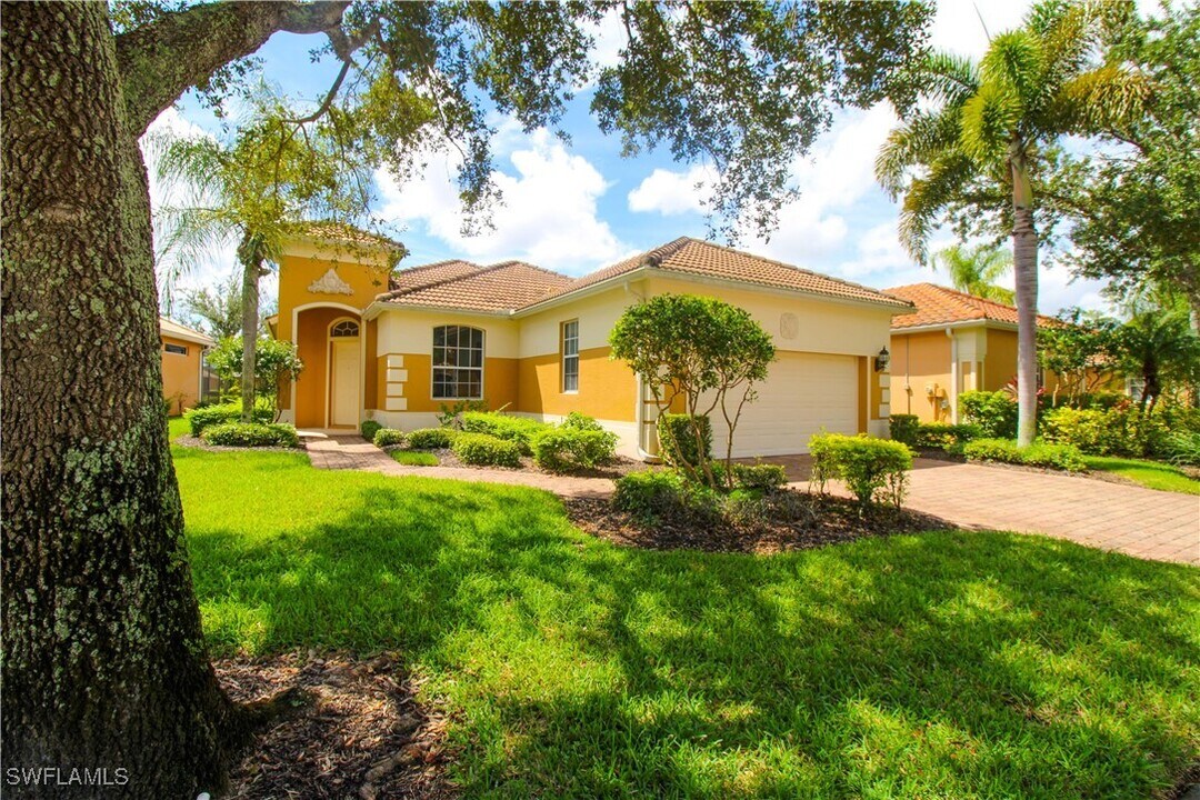 15452 Cortona Way in Naples, FL - Foto de edificio