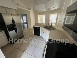 525 Dowling Cir in Lady Lake, FL - Building Photo - Building Photo