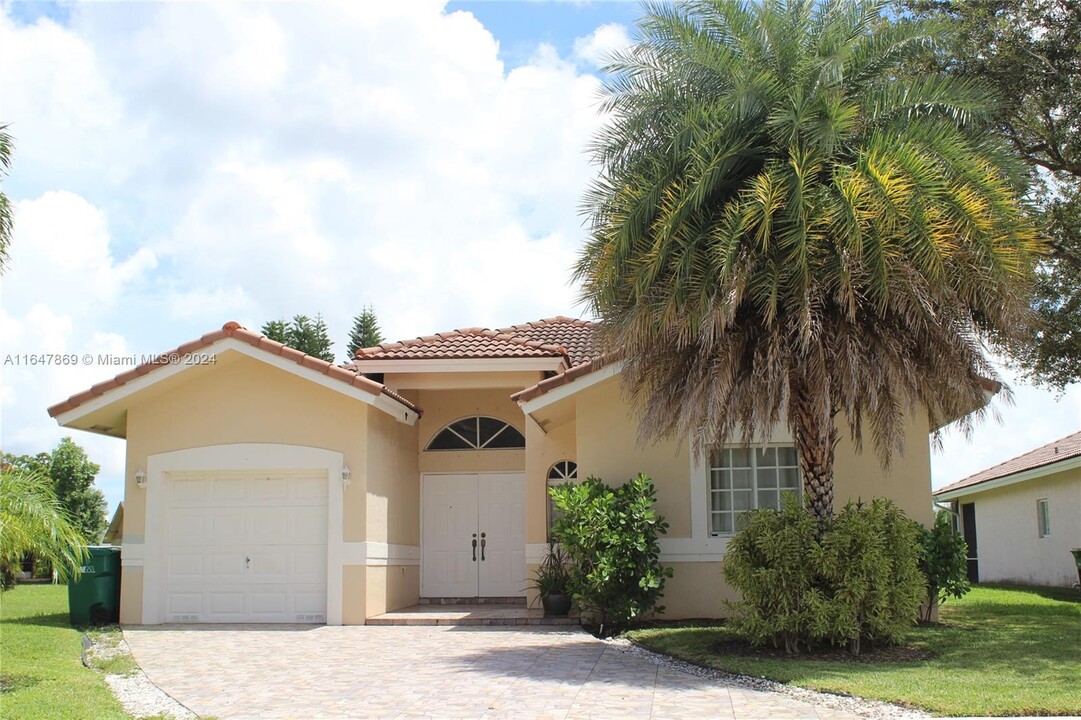 7602 NW 99th Terrace in Tamarac, FL - Building Photo