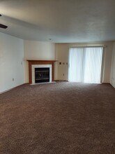 Charleston Pointe in De Pere, WI - Building Photo - Building Photo