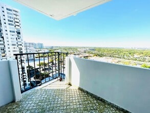 2780 NE 183rd St, Unit 1802 in Aventura, FL - Foto de edificio - Building Photo