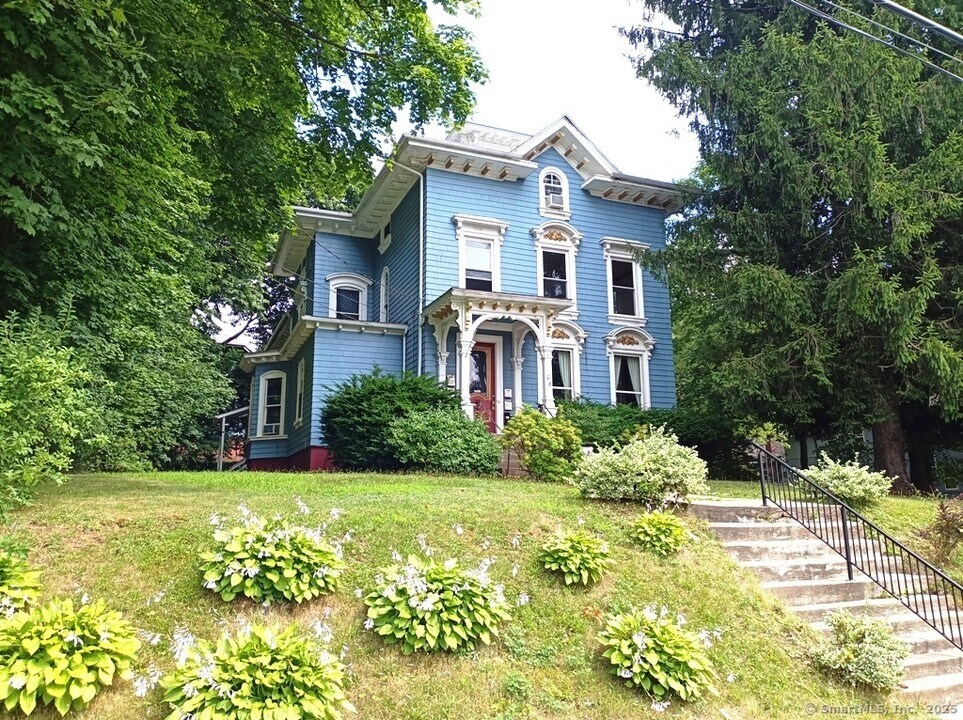 68 Pleasant St in Meriden, CT - Building Photo