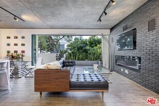 818 N Doheny Dr in West Hollywood, CA - Building Photo