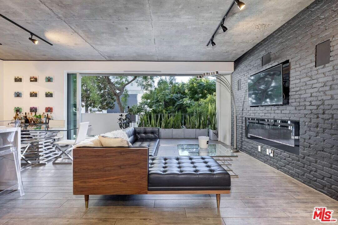 818 N Doheny Dr in West Hollywood, CA - Building Photo