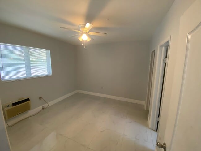 1217 NE 127th St in North Miami, FL - Building Photo - Building Photo