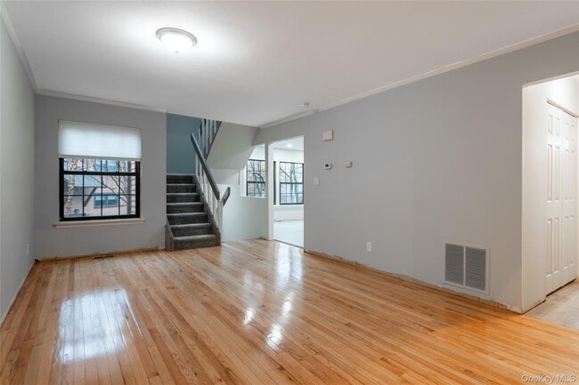 4 Adams Ct in Oyster Bay, NY - Building Photo - Building Photo